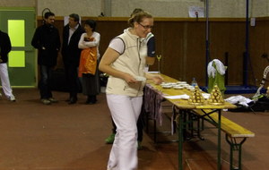 Une gagnante heureuse. Elle a le sourire..